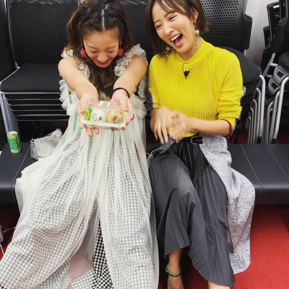 西山茉希さんのインスタグラム写真 - (西山茉希Instagram)「笑いすぎたから、 おにぎりすすめてみた日。  #収録 #一緒だと楽しくて嬉しい  @natsuna_official  ゲラゲラーズ。」7月26日 17時57分 - maki.nshiyama50
