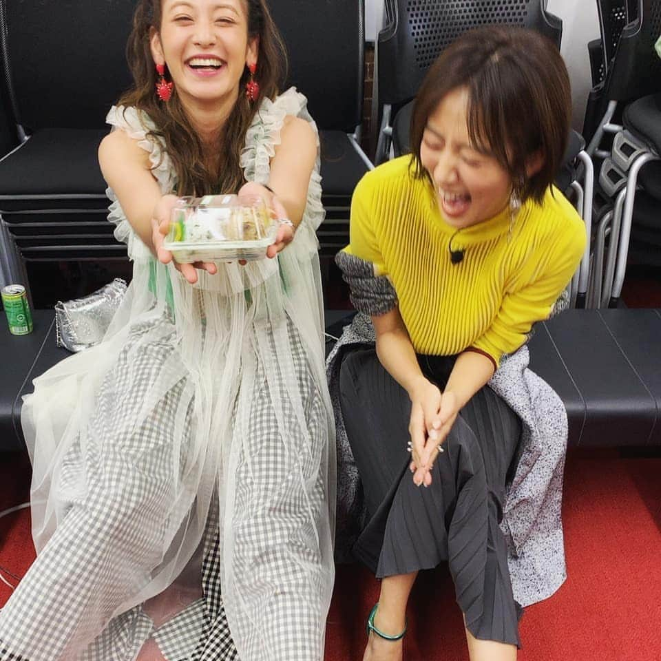 西山茉希さんのインスタグラム写真 - (西山茉希Instagram)「笑いすぎたから、 おにぎりすすめてみた日。  #収録 #一緒だと楽しくて嬉しい  @natsuna_official  ゲラゲラーズ。」7月26日 17時57分 - maki.nshiyama50