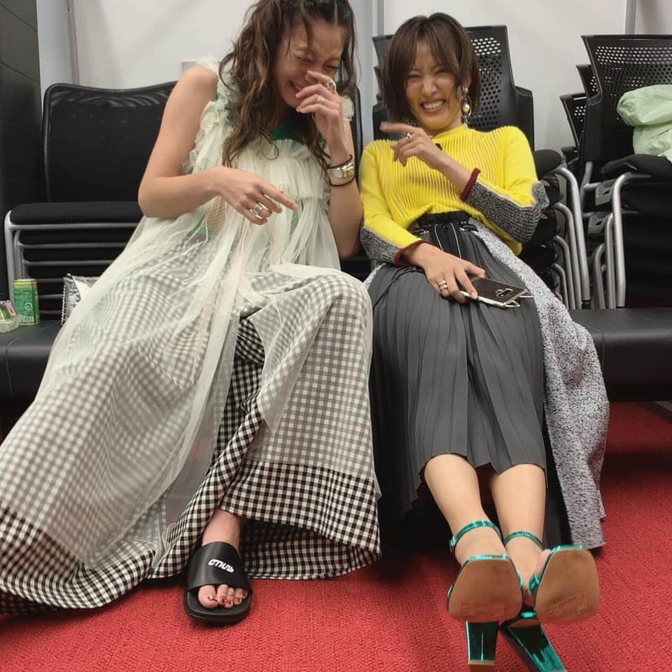 西山茉希さんのインスタグラム写真 - (西山茉希Instagram)「笑いすぎたから、 おにぎりすすめてみた日。  #収録 #一緒だと楽しくて嬉しい  @natsuna_official  ゲラゲラーズ。」7月26日 17時57分 - maki.nshiyama50
