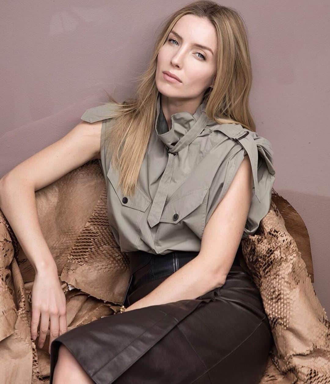 アナベル・ウォーリスのインスタグラム：「Thank you @wmag for having me. I loved our interview! even if I look a little stern in this photo.  @sholtdseries @sholtdseries The Loudest Voice is out now in the U.S...soon here in the U.K.  Thank you to the team  Photo: @jackie_nickerson  Styling:  @elinsvahn_  Hair: @akkishirakawa Make up: @diane.kendal ❤️❤️❤️❤️」
