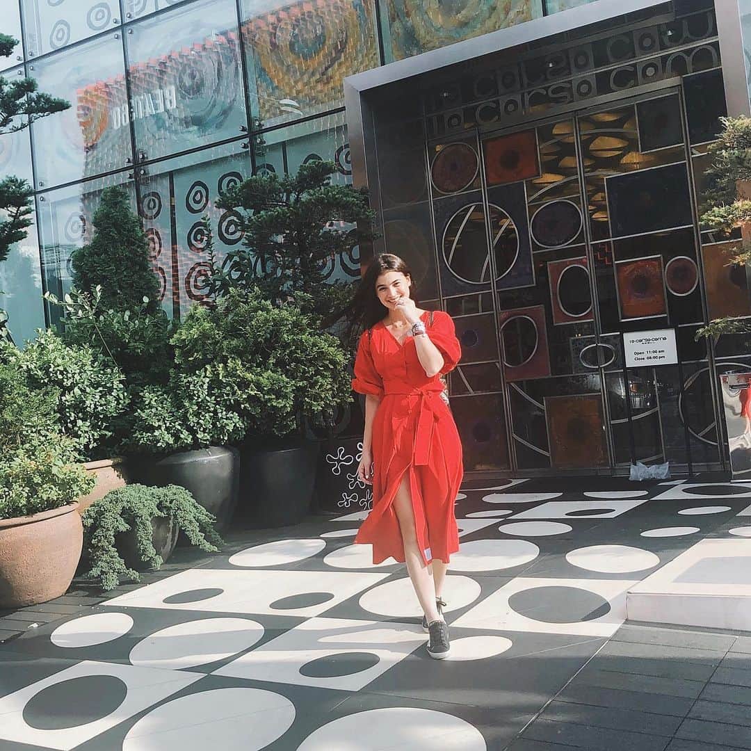 アン・カーティスのインスタグラム：「ANNE-yeong ❤️ @plainsandprints #Beyond25 made it to Seoul. Wearing a gorgeous @vaniaromoff Piece. Also perfect for hiding all the delish korean food I shall eat 😂」