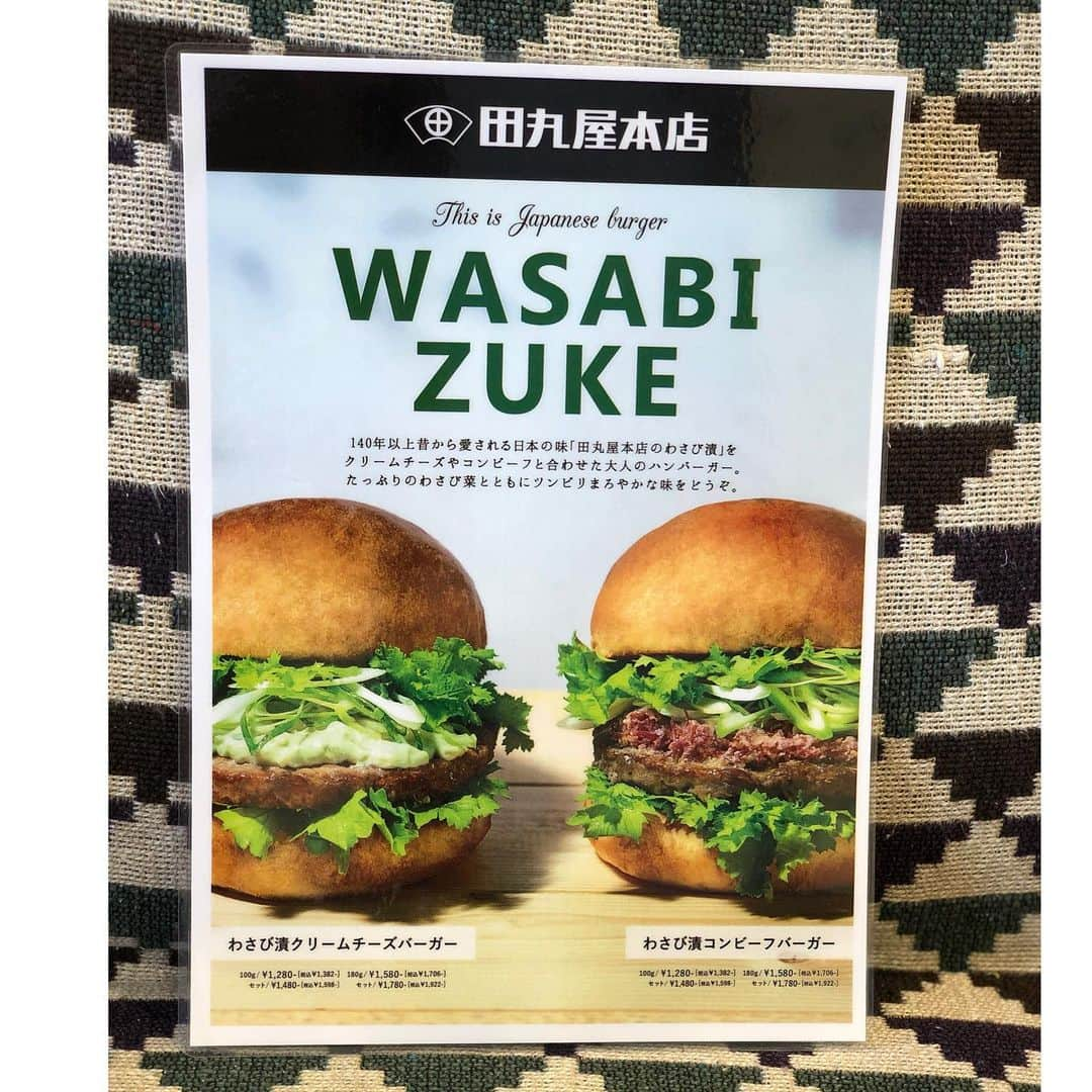 Ayuminさんのインスタグラム写真 - (AyuminInstagram)「🍔ヴィレヴァンダイナー🍔 7/29(月)〜ヴィレッジヴァンガードダイナーさんで 2種類のわさび漬けバーガーが新発売🍔 大高店にてイオンフード営業担当の阿部さんと 一足先に頂いて来ました😋💓 . ☑️#わさび漬けクリームチーズバーガー ☑️#わさび漬けコーンビーフバーガー . わさび漬の老舗「田丸屋本店」さんとコラボした ダイナーさんでしか味わえないわさび漬バーガー💚 . まろやかなコンビーフやクリーミーなクリームチーズ と合わさることでわさび漬けの香りが引き立つ🥺 この組み合わせ絶妙なバランスすぎる👏😭💓 まさに “ツンピリ” 🤩葉っぱはわさび菜です🌿 . ボリュームはしっかりあるけどわさび漬けの 風味が効いてて最後までさっぱり頂けます😋 わさび苦手な方でもコーンビーフの方は 食べやすそうだなと感じました💚 . どっちも美味しかったので選べないんですが、笑 次もう一度食べるなら…私はコーンビーフかな😍 . 愛知県内だと長久手イオン、プライムツリー赤池 でも食べられます🍔🍔🍔🍔 . 飲み物はタピオカを頂きました🥤 ☑️#タピオカミルクティー ☑️#タピオカ抹茶アーモンドラテ . . スタバクイーン👸🏼メインアカウント ➡︎ @ayumin0220stb * #ヴィレッジヴァンガードダイナー#villagevanguarddiner#田丸屋本店#わさび漬け #イオンモール大高#大高イオン#ヴィレッジヴァンガード#ハンバーガー#ハンバーガー部 #愛知カフェ#名古屋カフェ#名古屋スイーツ#名古屋#大高カフェ#大高ランチ #ナゴレコ#グルメライター」7月26日 18時00分 - ayumin0220