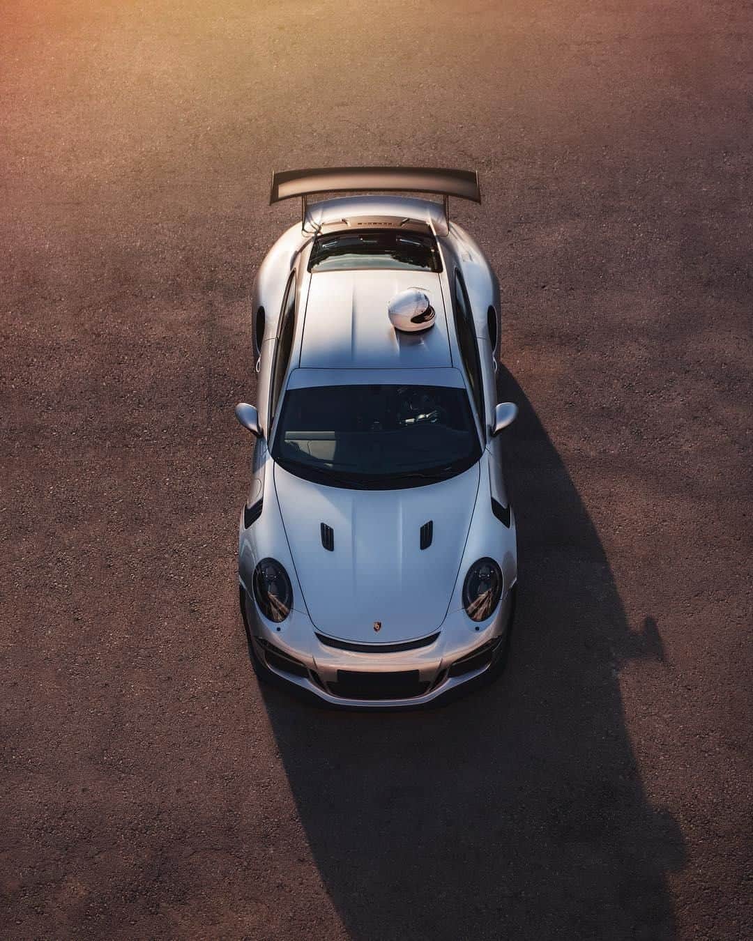 Porscheさんのインスタグラム写真 - (PorscheInstagram)「Weekend fun inbound. #PorscheMoment #Porsche #911 #GT3RS (📸: @rodrigo_freshimports) -- Combined fuel consumption in accordance with EU 6: 911 GT3 RS: 13,2 l/100 km; CO2 emissions: 303 g/km」7月26日 18時05分 - porsche