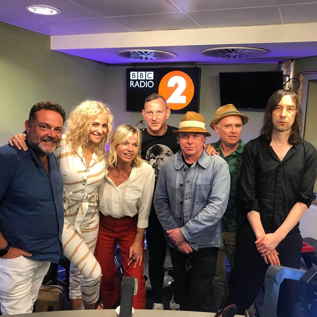 ピクシー・ロットさんのインスタグラム写真 - (ピクシー・ロットInstagram)「What a treat spending the morn with @zoetheball @primalscreamofficial @johnthomson2 on @bbcradio2 forgot we were on the radio! ✨💓」7月26日 18時05分 - pixielott