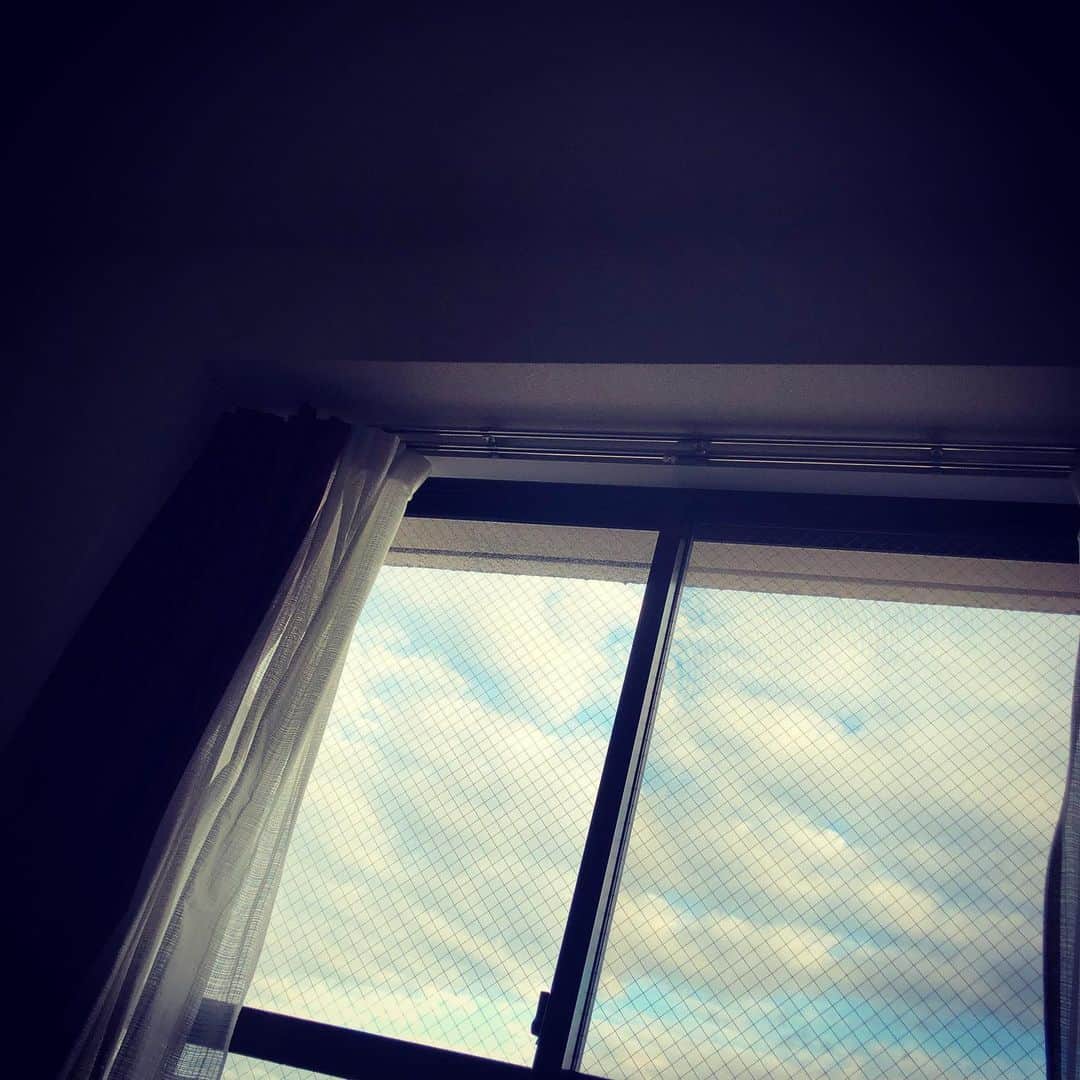 MIKUさんのインスタグラム写真 - (MIKUInstagram)「わたしのへや 窓の外はそらだけ  #myroom #sky #edogawa #tokyo #japan」7月26日 18時06分 - miku39_ya