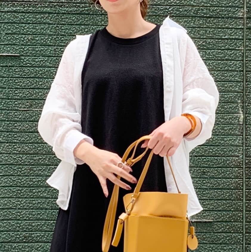 神戸レタス/Wowma店のインスタグラム：「7/26 本日朝10時よりイベントスタート⏰ . 🚩夏物半額祭り🤑🌻🍧 🚩新作ワンピース👗10%OFF×送料0円🚛 . . 今すぐ神戸レタスWowma!店へGO🏃‍♀️ －－－－－－－－－－－－－－－－－－ . 今週の売れ筋アイテムをご紹介🍋 . . . #トップス 【C3967】 ¥ 1,990 col:オフホワイト . #ワンピース 【E2131】 ¥ 1,590 col:ブラック . #シューズ 【I1848】 ¥ 2,380 size:M col:ホワイト . #バッグ 【B1288】 ¥ 2,490 col:イエロー . . 通販サイトは、プロフィールURLから飛んで下さい💗 プロフィールからリンクに飛べない場合は「神戸レタス wowma!」「神戸レタス au」で検索してみてください♪商品はサイト内でID検索できます🐶🔍 . #神戸レタス#kobelettuce#ゆったり#シースルーシャツ#サボサンダル#プチプラコーデ#プチプラ#韓国ファッション#旅行#体型カバー#夏服#夏コーデ#デニム#今日の服#今日のコーデ#コーディネート#ファッション#ママコーデ#ママリ#ママファッション#しまむら#ザラ#韓国#インスタ映え#お洒落さんと繋がりたい#写真好きな人と繋がりたい」
