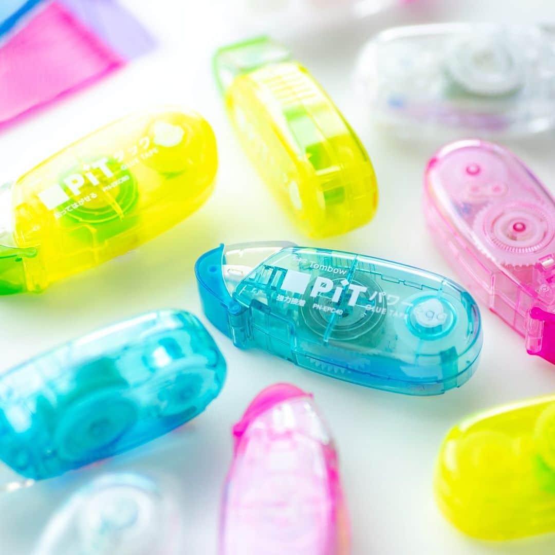 のインスタグラム：「夏に使いたい✨スケルトンボディのテープのり「ピットエッグ」  キラキラしたスケルトン文具は夏の勉強のおともにぴったり💎🍬 ピットエッグはたまごのような凹凸のない丸い形で、テープのりに慣れていない方にも持ちやすいデザイン。 ペンケースにも入れやすいコンパクトサイズです。  色によって中のテープが違い、 ブルー→強力接着タイプ ピンク→1分間貼り直せるタイプ イエロー→貼ってはがせるタイプ になっています🙆‍♂️ . . . #pit #pitegg #テープのり #トンボ鉛筆 #文房具 #文具 #文具好き #文房具好きな人と繋がりたい #ぶんぼうぐ #文房具好き #文具好きさんと繋がりたい #筆箱の中身 #stationery #stationerylove #tombowpencil #stationerydesign #stationeryaddict #勉強垢  #大人の勉強垢 #筆箱の中身 #勉強 #instastudy #勉強垢さんと繋がりたい #勉強垢さんと仲良くなりたい #受験生 #colorfully」