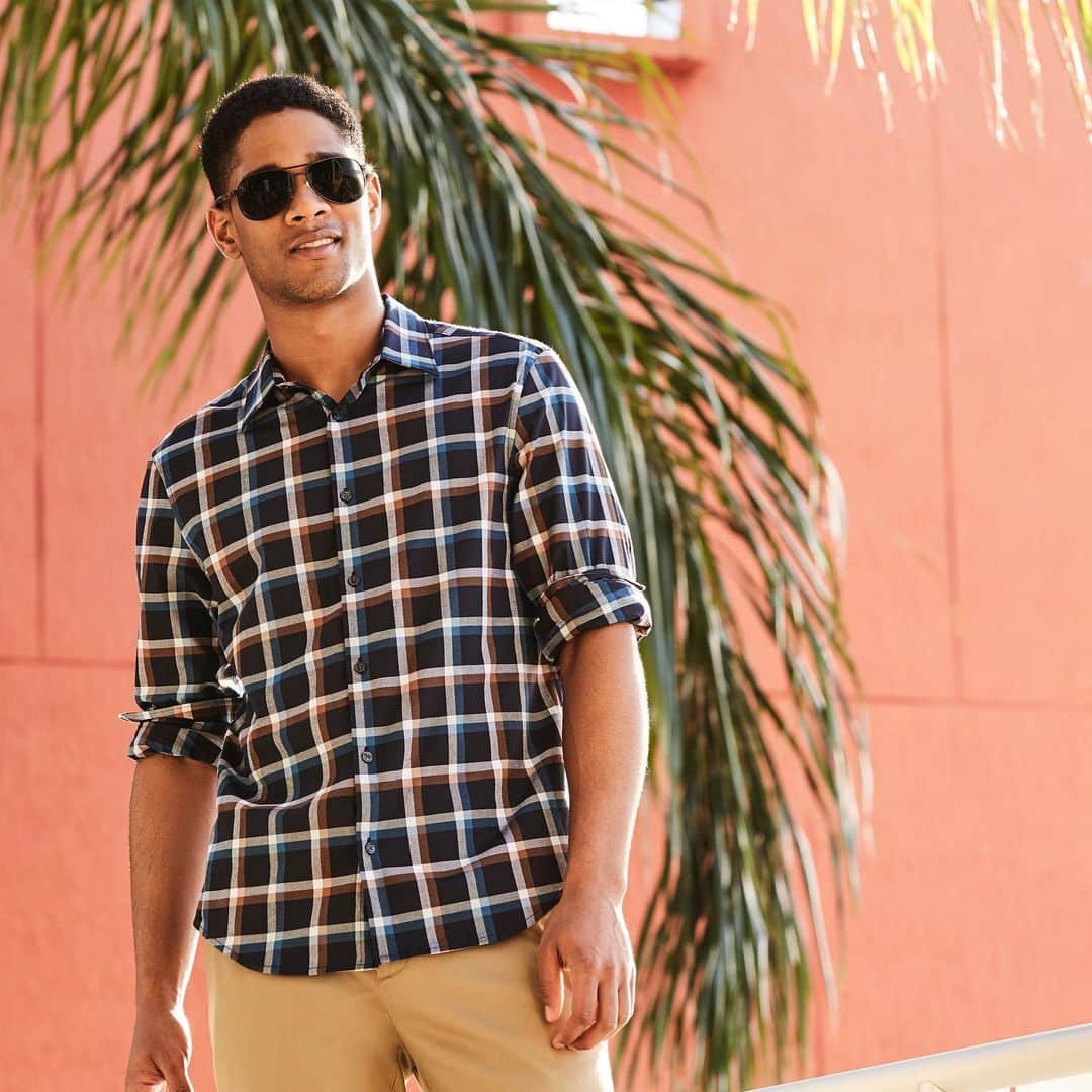 ペリーエリスのインスタグラム：「The Perry Ellis Untucked Shirt. Designed with just the right proportions, this shirt has a shorter length for an effortlessly cool look. Link in bio. #PerryEllis #LifeReadySince1976」
