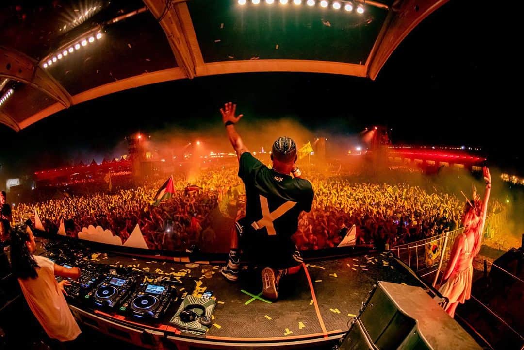 サネリー・ジェームズのインスタグラム：「Suprise!! What a vibe at the @tomorrowland Dreamville gathering. Thank you. See you tomorrow at the mainstage! Showtime 6.50pm - 7.50pm」
