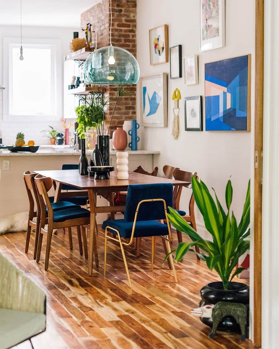 west elmさんのインスタグラム写真 - (west elmInstagram)「@diegolivero of @mesogoods filled his Brooklyn brownstone with color + global design and we are here. for. it. 💥  See the full space with link in bio!  #diningroomgoals #globaldesign #sustainablehome #sustainabledesign #designforgood #mesogoods #atitlanproject #brooklynbrownstone #brownsoner」7月26日 9時22分 - westelm
