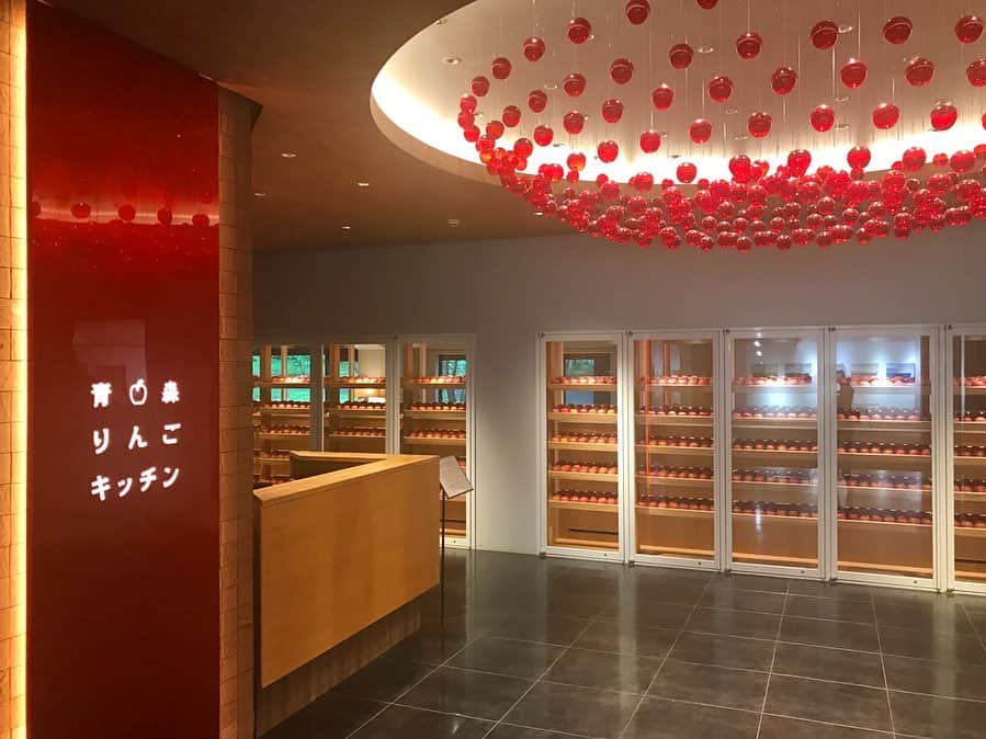 岩崎裕美さんのインスタグラム写真 - (岩崎裕美Instagram)「📍#青森県 / #奥入瀬渓流ホテル . ホテル内にある #青森りんごキッチン 🍎🍽 . 1枚目わかりにくいけどガラスの壁一面にりんごたちが綺麗に陳列されているというインパクト大なディスプレイ。 . 店内も照明もりんごをイメージできるものが多数。 か、かわいい。 . 4枚目のこの #アップルパイ 🥧 パイを崩しながらスプーンですくってソフトクリームと一緒に食べるんだけど、この組み合わせたまりまへん。 . いやあ無限に食べられそう。 . 実はずっとアップルパイ苦手だった私。 前回青森訪れた時に赤い林檎のパイ(チーズ入りでそこまで甘くないの)食べて美味しさに感動して突然好きになりまして← . さすがりんご王国🍎 . そこから自分のタイプそうなパイ見つけたら食べるようになったんだ。 . 毎回私にアップルパイの美味しさを教えてくれる青森😏 ＿＿＿＿＿＿＿＿＿＿＿＿＿＿＿＿＿＿＿＿＿＿＿＿＿ #旅行 #旅 #東北 #青森 #奥入瀬 #奥入瀬渓流 #十和田 #星野リゾート #ホテル #カフェ #レストラン #青森グルメ #林檎 #りんご #apple #trip #travel #vacation #aomori #towada #oirase #hotel #dinner #hoshinoresort #japan #cafe」7月26日 9時35分 - hiromi_iwasaki