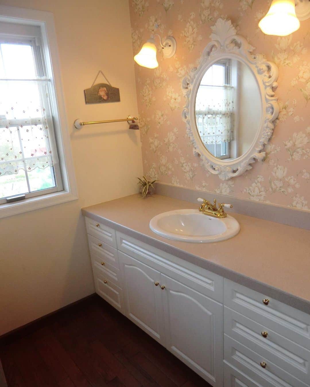 岡谷ホームズ株式会社さんのインスタグラム写真 - (岡谷ホームズ株式会社Instagram)「ミモザ色の家具屋さん ・ ・ ・ 白を基調とした清潔感のある洗面コーナー✨ ・ 奥様お気に入りのミラーや照明、壁紙がとってもエレガントで素敵です😊 ・ ・ ・ プロフィール「@okayahomes」より、ウェブサイト www.okaya-homes.co.jp へのリンクができます！ 施工事例やオーナー様からいただいた貴重なお言葉、スタッフブログも掲載しています！ぜひご覧ください😊 エアコンではない新しい選択「光冷暖」のご体感は、モデルハウスへどうぞ！ ・ ・ ・ #岡谷ホームズ #okayahomes #家族が健康で快適に暮らせる家🍀 #施工事例 #四季を通して清々しく #輸入住宅 #注文住宅 #八事ハウジング #名古屋 #愛知県 #三重県 #岐阜県 #新築 #home #myhome #design #interior  #アメリカンスタイル #洗面化粧台 #壁掛けミラー #エレガントインテリア #家 #家づくり #暮らしを楽しむ #丁寧な暮らし #こだわりの家」7月26日 9時45分 - okayahomes