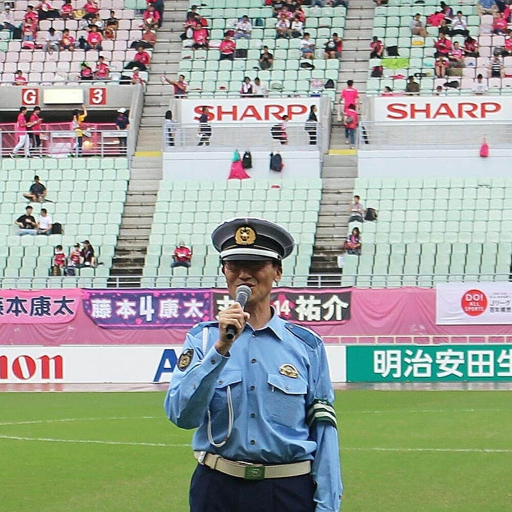 大阪府警察さんのインスタグラム写真 - (大阪府警察Instagram)「令和元年7月13日(土)、東住吉警察署管内のヤンマースタジアム長居において、『夏の交通事故防止キャンペーンinセレッソ大阪』を開催しました。 イベントステージでは、セレッソ大阪チームキャラクターのロビー、マダム・ロビーナと一緒に、｢横断歩道ハンドサイン｣の練習や交通安全ビンゴゲームを行いました。 試合前のピッチでは、セレッソ大阪の森島寛晃社長にご参加いただき、トークショーを行いました。 #大阪府警察公式#大阪府警察#大阪府警#夏の交通事故防止運動#セレッソ大阪#森島寛晃#ロビー#マダム・ロビーナ#ロビーナ#ヤンマースタジアム長居#ダイちゃんサンバ#ダイちゃん38#横断歩道ハンドサイン#ハンドサイン運動#交通安全教育班#交通安全教育#交通安全」7月26日 10時00分 - fukei_koho