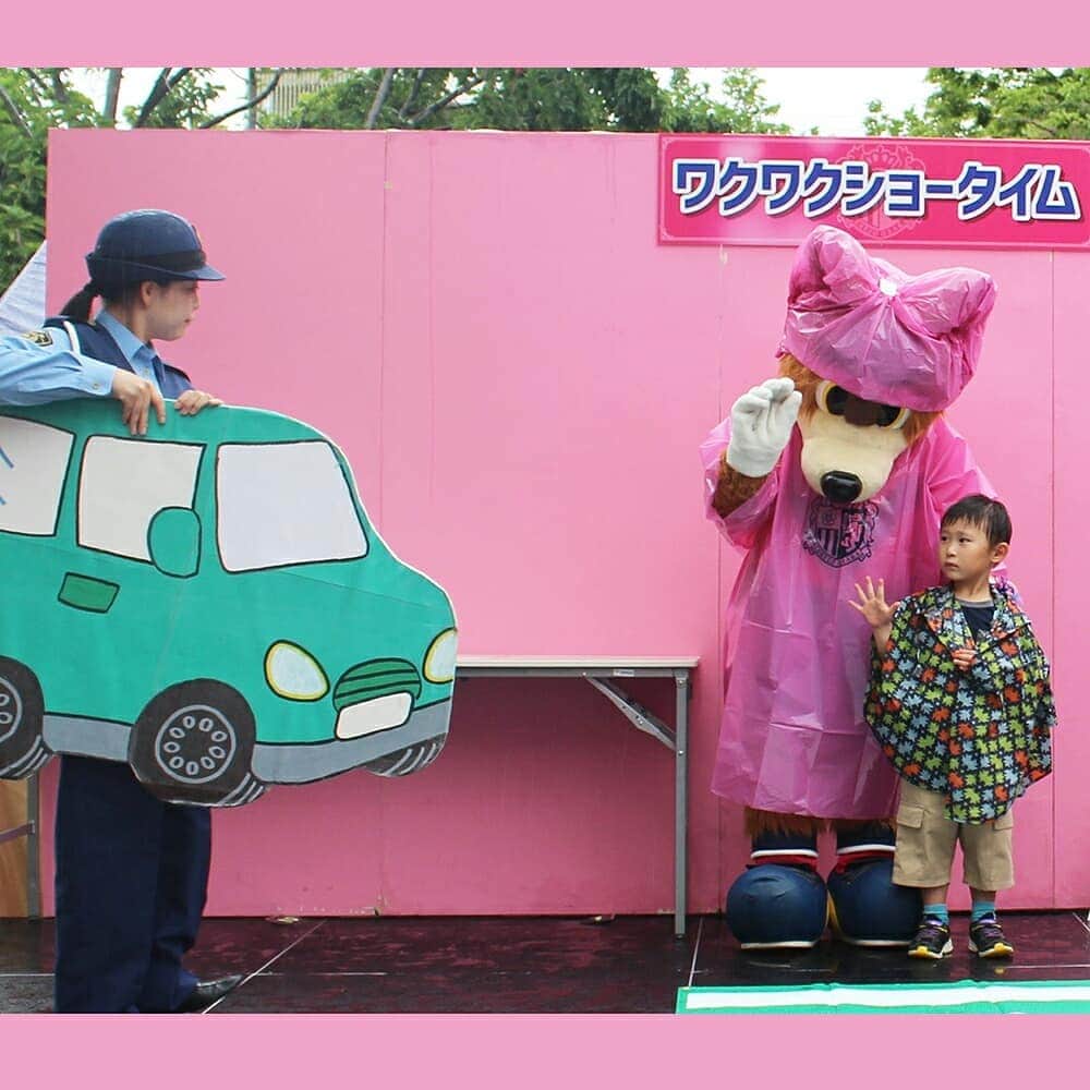 大阪府警察さんのインスタグラム写真 - (大阪府警察Instagram)「令和元年7月13日(土)、東住吉警察署管内のヤンマースタジアム長居において、『夏の交通事故防止キャンペーンinセレッソ大阪』を開催しました。 イベントステージでは、セレッソ大阪チームキャラクターのロビー、マダム・ロビーナと一緒に、｢横断歩道ハンドサイン｣の練習や交通安全ビンゴゲームを行いました。 試合前のピッチでは、セレッソ大阪の森島寛晃社長にご参加いただき、トークショーを行いました。 #大阪府警察公式#大阪府警察#大阪府警#夏の交通事故防止運動#セレッソ大阪#森島寛晃#ロビー#マダム・ロビーナ#ロビーナ#ヤンマースタジアム長居#ダイちゃんサンバ#ダイちゃん38#横断歩道ハンドサイン#ハンドサイン運動#交通安全教育班#交通安全教育#交通安全」7月26日 10時00分 - fukei_koho