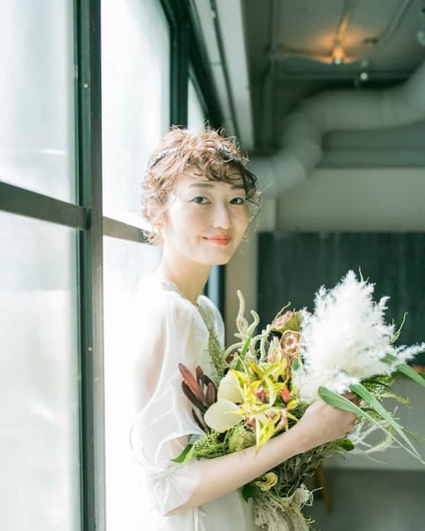 のインスタグラム：「・ ・ 渋谷南平台に佇む名もなきhotel noname hotel “HOTEL EMANON” @hotel_emanon_wedding  これまでoriginal weddingのお手伝いを通じ おふたりだけの幾つものwedding dayを 名もなきhotelに刻んできました ・ そんなnoname hotel “HOTEL EMANON”が 生まれ変わりました ・ 時代の変化やTRENDを取り入れた よりPhotogenic空間 よりCawaii空間 よりElegant空間 より凛とした空間 ・ 日本中の花嫁ゴコロをくすぐる空間と時間を 名もなきhotelより新たにご提案致します ・ #weddingcircus #hotelemanon #weddingdress  #weddingflower #bridal #wedding #2019wedding #weddingdirection  #originalwedding #fashion  #花嫁 #プレ花嫁  #卒花嫁 #オリジナルウェディング  #結婚 #結婚式場 #結婚式 #結婚式準備 #結婚準備  #結婚式アイデア #写真 #1日1組貸切wedding  #結婚式レポ #結婚式レポート #ウェディング  #ブライダル #ウェディングフォト #入籍 #ウェディングフェア #ブライダルフェア」