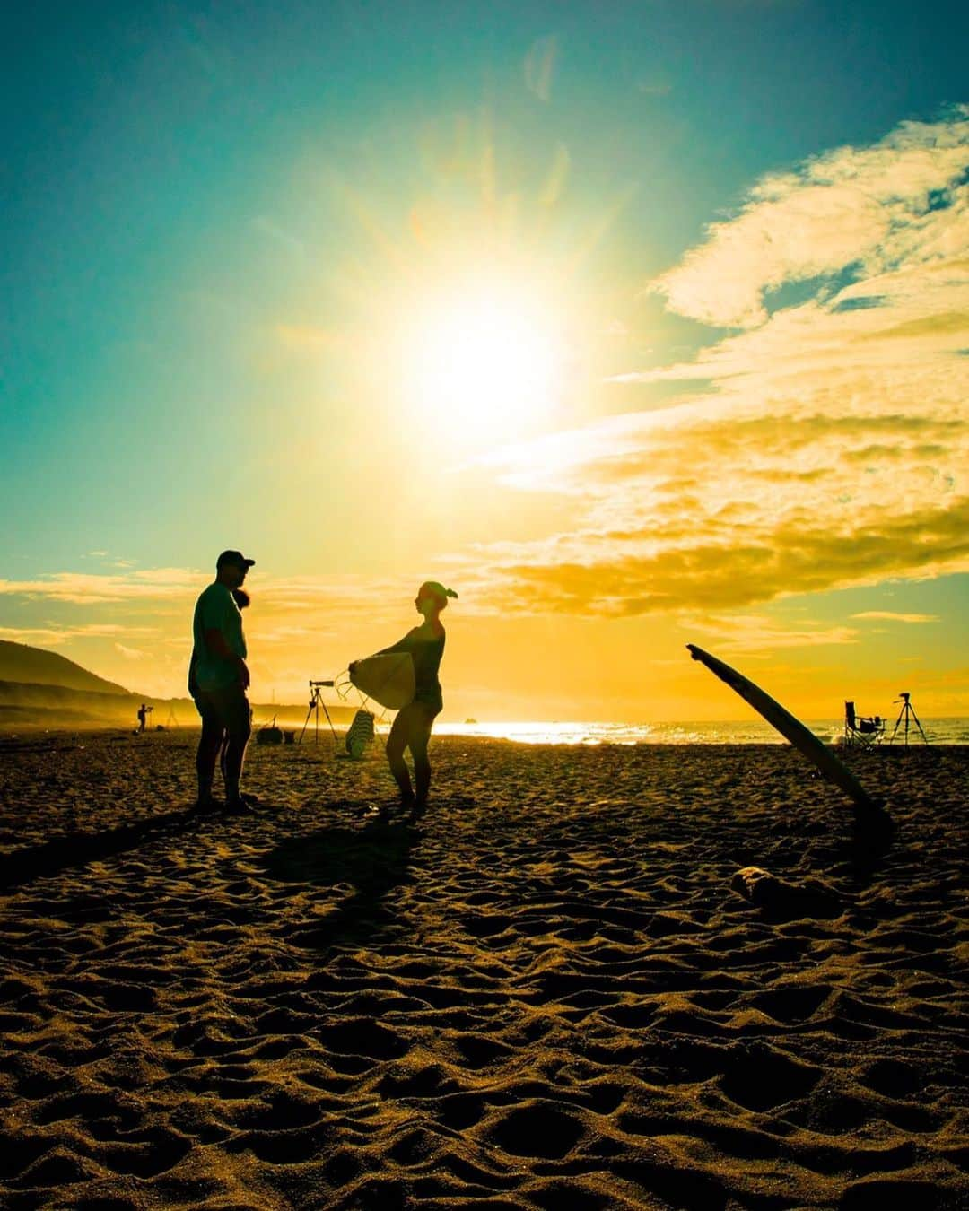 高橋みなとさんのインスタグラム写真 - (高橋みなとInstagram)「early morning meetings with my coach @rossbutson 🌞🔥✨ 📸 @yasushi_photos . #jpsa #sunrise #morning #coach #surfing #equis_training #equis_surfcoaching」7月26日 9時46分 - minaaaaato