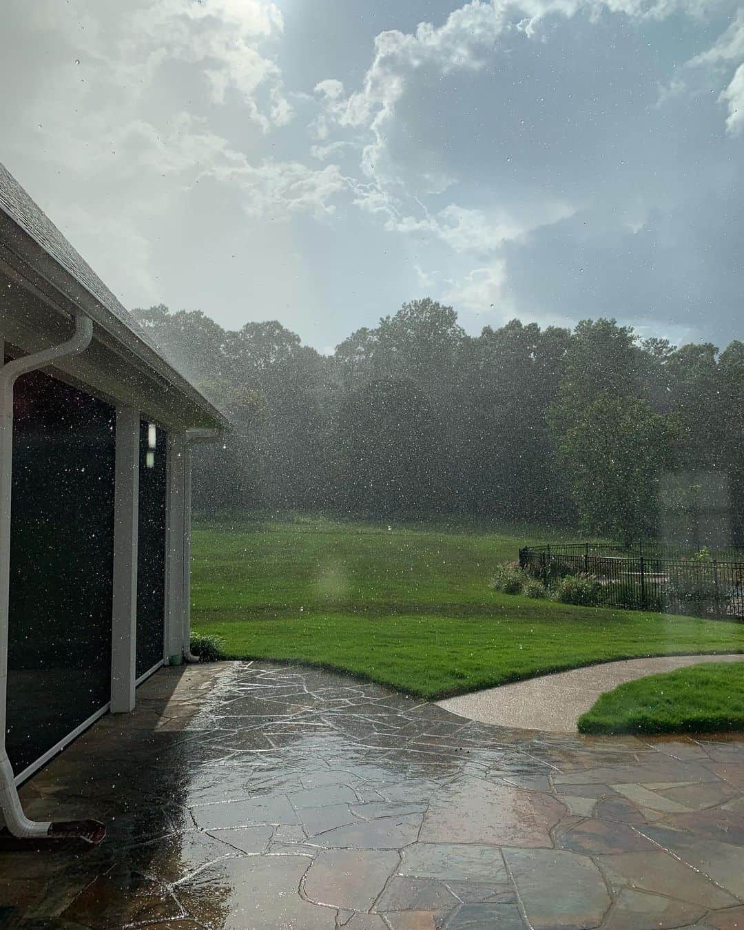 ジェームズ・ガンさんのインスタグラム写真 - (ジェームズ・ガンInstagram)「#Rain on a sunny day.」7月26日 9時51分 - jamesgunn