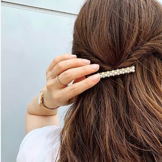 ree_mstorynさんのインスタグラム写真 - (ree_mstorynInstagram)「#pearl トレンドのヘアピン ちょっと品よく仕上げたい カジュアルだけど どこかに女性らしさをプラスしたい そんな今の気分にピッタリ ・ ・ @roomx601 ”もうひとつの部屋がもしあったなら。わたしらしいアクセサリーで部屋を埋め尽くしたい。” そんなコンセプトの オンラインアクセサリーブランドです ・ ・ #chao_app #roomx601 #ヘアピン #パール #ヘアアクセサリー #ヘアスタイル #vsco #vscam」7月26日 9時59分 - ree_mstoryn