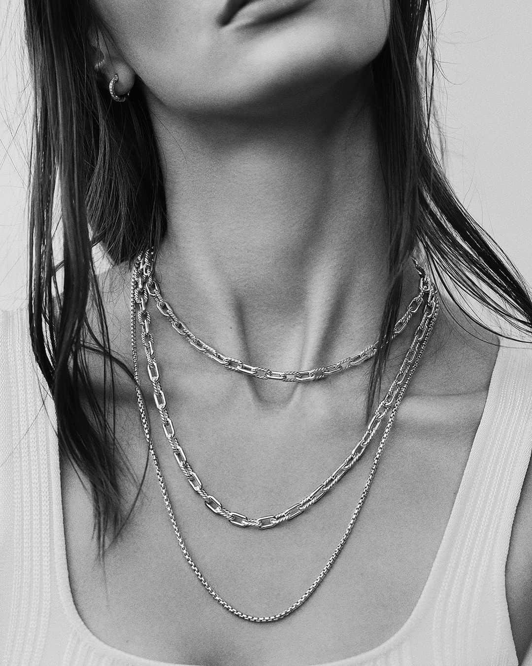 デビッドヤーマンのインスタグラム：「Let’s link up. Team a DY Madison® 🔗 necklace with a box chain to elevate your summer look. #DavidYurman」