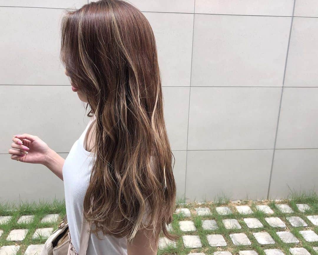 【高砂・美容師】平岡歩 ヘアアレンジ hairarrangeさんのインスタグラム写真 - (【高砂・美容師】平岡歩 ヘアアレンジ hairarrangeInstagram)「ミルクティーベージュハイライト✨ ・ ・ 【ご予約方法】 ご予約時にLINE @にて ・料金の事前提示 ・所要時間の事前提示 ・このカラーはどのメニュー選べばいい？ などお気軽にご相談下さい🙇‍♂️ ご予約はこちらのLINEからお願いします♪ LINE ID 【@ekm1861m】 LINEのID検索より検索してください 最初の＠マークを忘れずに入れてください。 わからない場合はInstagramのDMをご利用下さい。 ・ ・ ・ #ミルクティーグレージュ #ミルクティーベージュ #大人可愛い #アッシュカラー #ミルクティーカラー #アッシュベージュ #アッシュ #ベージュカラー  #透明感カラー #ミルクティーアッシュ  #姫路駅 #姫路 #高砂 #加古川 #himeji  #姫路美容院 #高砂美容院 #加古川美容院 #グラデーションカラー #ハイライトグラデーション #ヘアアレンジ #ミルクティー  #バレイヤージュ #バレイヤージュカラー #ミルクティーブラウン #ハイライト #ハイライトカラー」7月26日 10時11分 - ayumi_hiraoka