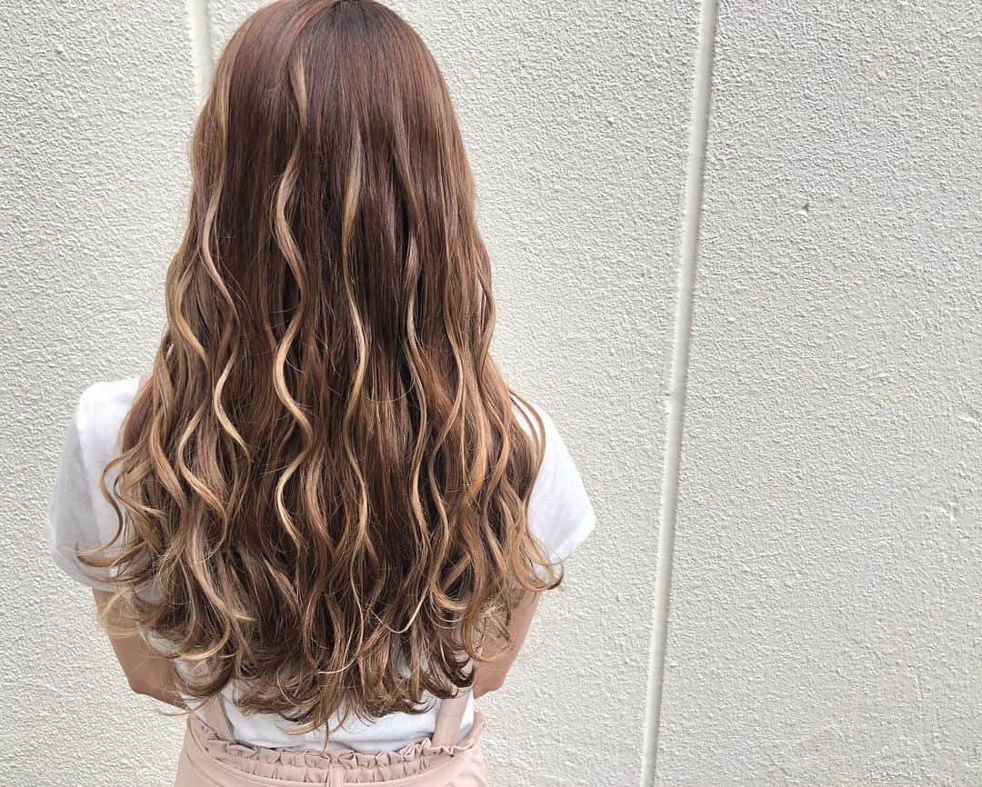 【高砂・美容師】平岡歩 ヘアアレンジ hairarrangeさんのインスタグラム写真 - (【高砂・美容師】平岡歩 ヘアアレンジ hairarrangeInstagram)「ミルクティーベージュハイライト✨ ・ ・ 【ご予約方法】 ご予約時にLINE @にて ・料金の事前提示 ・所要時間の事前提示 ・このカラーはどのメニュー選べばいい？ などお気軽にご相談下さい🙇‍♂️ ご予約はこちらのLINEからお願いします♪ LINE ID 【@ekm1861m】 LINEのID検索より検索してください 最初の＠マークを忘れずに入れてください。 わからない場合はInstagramのDMをご利用下さい。 ・ ・ ・ #ミルクティーグレージュ #ミルクティーベージュ #大人可愛い #アッシュカラー #ミルクティーカラー #アッシュベージュ #アッシュ #ベージュカラー  #透明感カラー #ミルクティーアッシュ  #姫路駅 #姫路 #高砂 #加古川 #himeji  #姫路美容院 #高砂美容院 #加古川美容院 #グラデーションカラー #ハイライトグラデーション #ヘアアレンジ #ミルクティー  #バレイヤージュ #バレイヤージュカラー #ミルクティーブラウン #ハイライト #ハイライトカラー」7月26日 10時11分 - ayumi_hiraoka