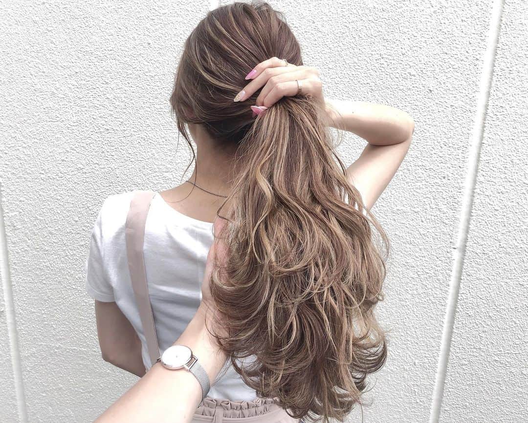 【高砂・美容師】平岡歩 ヘアアレンジ hairarrangeさんのインスタグラム写真 - (【高砂・美容師】平岡歩 ヘアアレンジ hairarrangeInstagram)「ミルクティーベージュハイライト✨ ・ ・ 【ご予約方法】 ご予約時にLINE @にて ・料金の事前提示 ・所要時間の事前提示 ・このカラーはどのメニュー選べばいい？ などお気軽にご相談下さい🙇‍♂️ ご予約はこちらのLINEからお願いします♪ LINE ID 【@ekm1861m】 LINEのID検索より検索してください 最初の＠マークを忘れずに入れてください。 わからない場合はInstagramのDMをご利用下さい。 ・ ・ ・ #ミルクティーグレージュ #ミルクティーベージュ #大人可愛い #アッシュカラー #ミルクティーカラー #アッシュベージュ #アッシュ #ベージュカラー  #透明感カラー #ミルクティーアッシュ  #姫路駅 #姫路 #高砂 #加古川 #himeji  #姫路美容院 #高砂美容院 #加古川美容院 #グラデーションカラー #ハイライトグラデーション #ヘアアレンジ #ミルクティー  #バレイヤージュ #バレイヤージュカラー #ミルクティーブラウン #ハイライト #ハイライトカラー」7月26日 10時11分 - ayumi_hiraoka