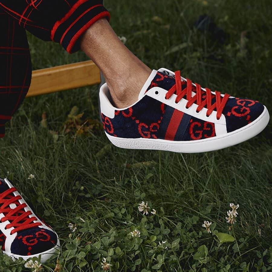 HYPEBEAST Japanさんのインスタグラム写真 - (HYPEBEAST JapanInstagram)「#hypebeastkicks : ブルックリンを舞台に黄金世代の仕掛け人たちが履くGucci Ace Sneaker。ゴールデンエイジたちの物語と靴のデザイン美学の密接な関係性を紐解く。#Gucci #GucciPreFall19 #AlessandroMichele Photos: GUCCI」7月26日 10時09分 - hypebeastjp
