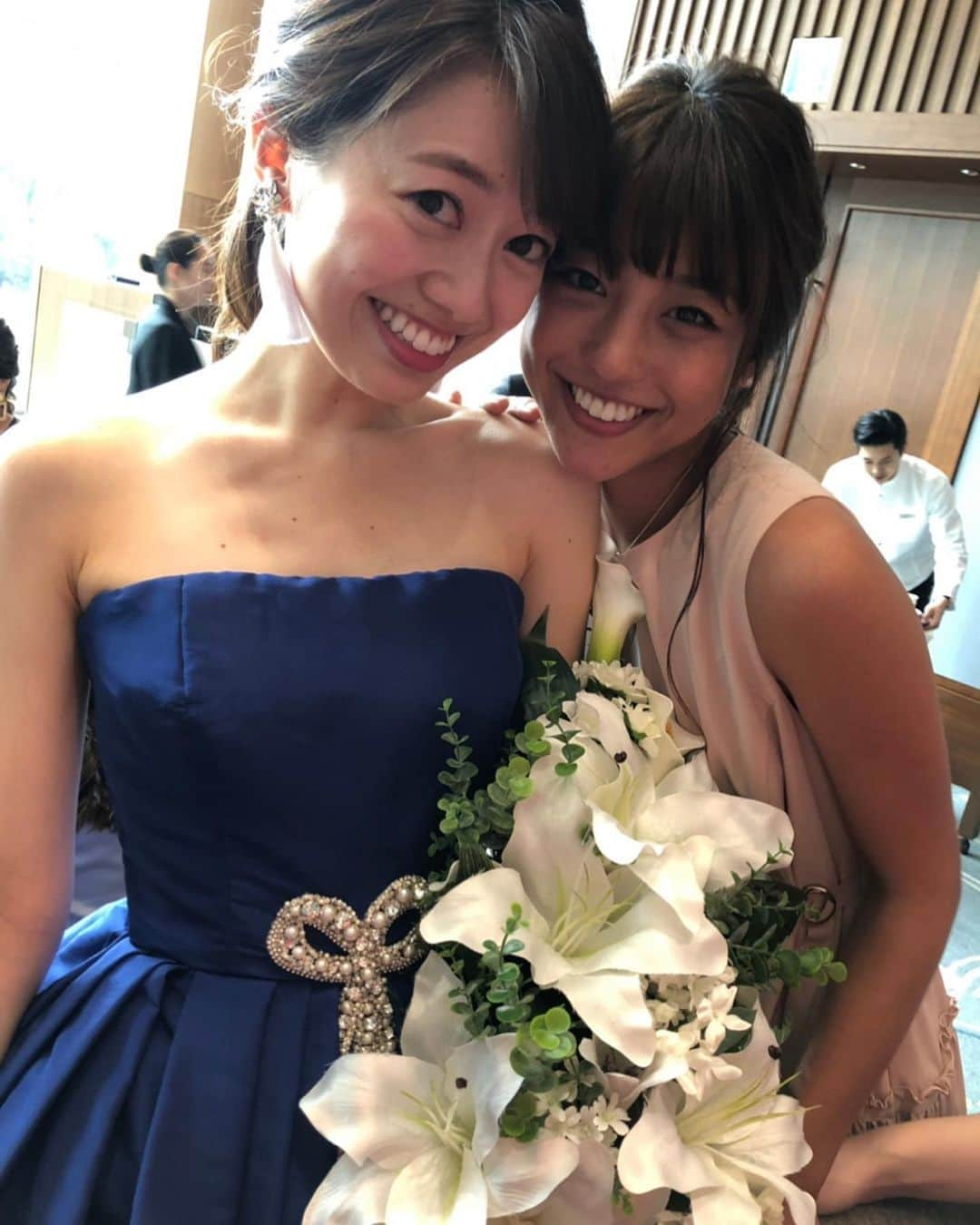 岡副麻希さんのインスタグラム写真 - (岡副麻希Instagram)「💍 美しすぎる花嫁しーちゃん👰💕💕💕 台風でも関係なく、どんなときでも誠実で、 とーっても可愛いだけじゃなくて、 論文書けるくらいステキなパーフェクトガールなのです。😭💖 ほんとうにおめでとうおめでとうおめでとう！！！ もっともっとしあわせになってね💖💖💖 #しーちゃんハッピーウェディング👰 #この日を楽しみに生きていた#まだ余韻にひたる #わせじょ #文女  #かっこよすぎるけど天然な旦那さまは顏出しNGの為もっともっときゅんショットあるのですが大切にあたためておきます😌 #大学入学時からまいぺーすな私と仲良くしてくれてる女神たち👼🏻❣️ #出来女の彼女たちがステキな写真をたくさん撮ってくれたよ💕 #いつもありがとう」7月26日 10時10分 - maki_okazoe_official