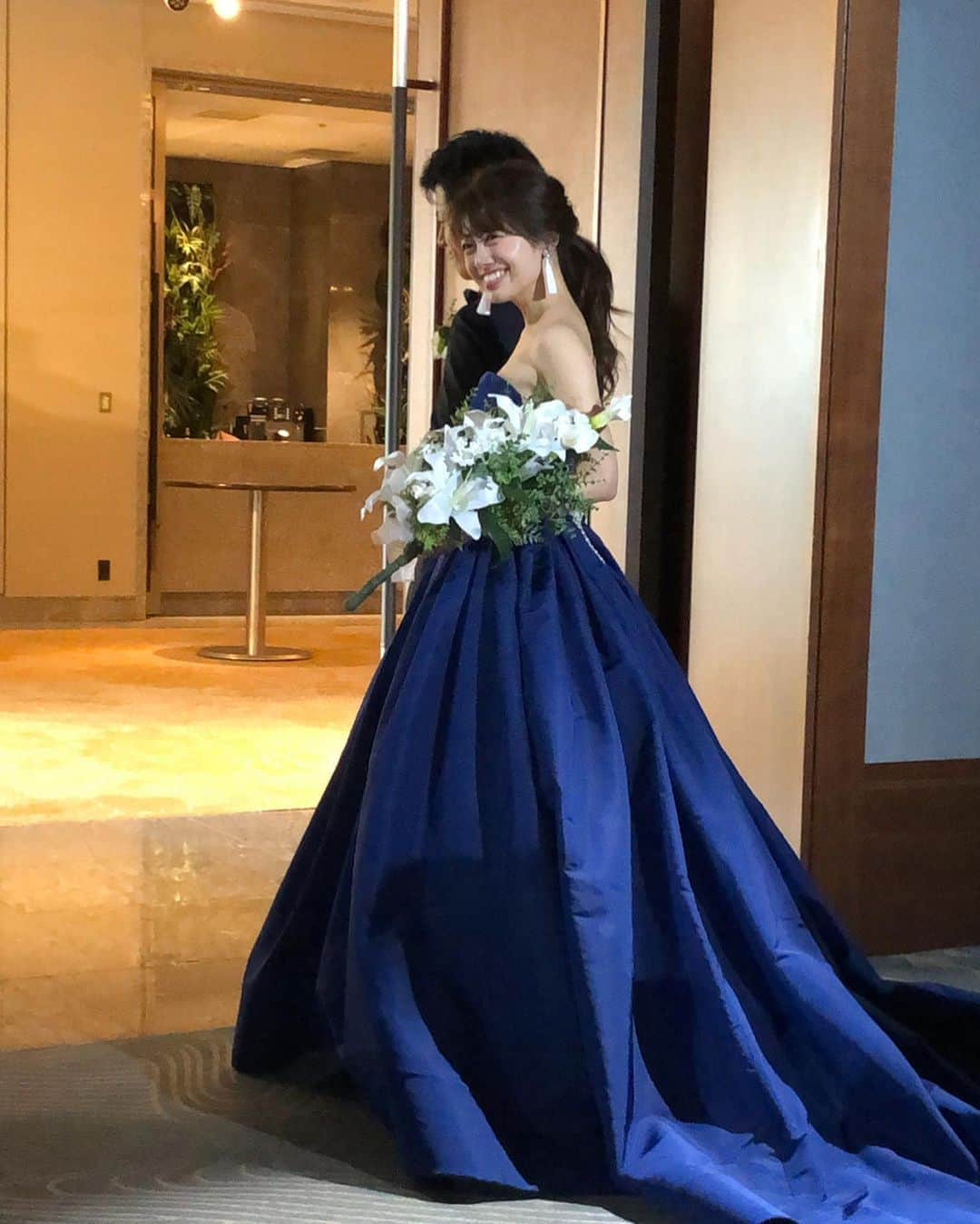 岡副麻希さんのインスタグラム写真 - (岡副麻希Instagram)「💍 美しすぎる花嫁しーちゃん👰💕💕💕 台風でも関係なく、どんなときでも誠実で、 とーっても可愛いだけじゃなくて、 論文書けるくらいステキなパーフェクトガールなのです。😭💖 ほんとうにおめでとうおめでとうおめでとう！！！ もっともっとしあわせになってね💖💖💖 #しーちゃんハッピーウェディング👰 #この日を楽しみに生きていた#まだ余韻にひたる #わせじょ #文女  #かっこよすぎるけど天然な旦那さまは顏出しNGの為もっともっときゅんショットあるのですが大切にあたためておきます😌 #大学入学時からまいぺーすな私と仲良くしてくれてる女神たち👼🏻❣️ #出来女の彼女たちがステキな写真をたくさん撮ってくれたよ💕 #いつもありがとう」7月26日 10時10分 - maki_okazoe_official