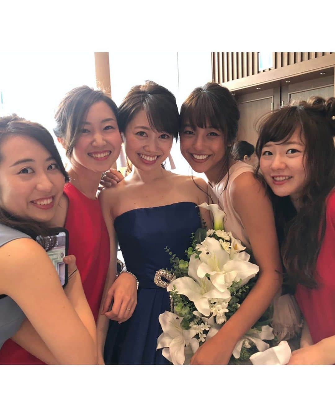 岡副麻希さんのインスタグラム写真 - (岡副麻希Instagram)「💍 美しすぎる花嫁しーちゃん👰💕💕💕 台風でも関係なく、どんなときでも誠実で、 とーっても可愛いだけじゃなくて、 論文書けるくらいステキなパーフェクトガールなのです。😭💖 ほんとうにおめでとうおめでとうおめでとう！！！ もっともっとしあわせになってね💖💖💖 #しーちゃんハッピーウェディング👰 #この日を楽しみに生きていた#まだ余韻にひたる #わせじょ #文女  #かっこよすぎるけど天然な旦那さまは顏出しNGの為もっともっときゅんショットあるのですが大切にあたためておきます😌 #大学入学時からまいぺーすな私と仲良くしてくれてる女神たち👼🏻❣️ #出来女の彼女たちがステキな写真をたくさん撮ってくれたよ💕 #いつもありがとう」7月26日 10時10分 - maki_okazoe_official