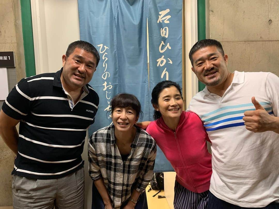 石田ひかりさんのインスタグラム写真 - (石田ひかりInstagram)「昨日は愛すべきスイミングの仲間たちが 来てくれました🥰 まっしゃん、ともはん、あいちゃん❣️ 楽屋恒例（名物） 「双子に持ち上げられる」 どうぞご覧くださいませ #A列車に乗っていこう #田園スイミングスクール #かけがえのない仲間たち #スイムロケット #制限タイム #増し‼️ #谷コーチの声」7月26日 10時21分 - hikaringo0525