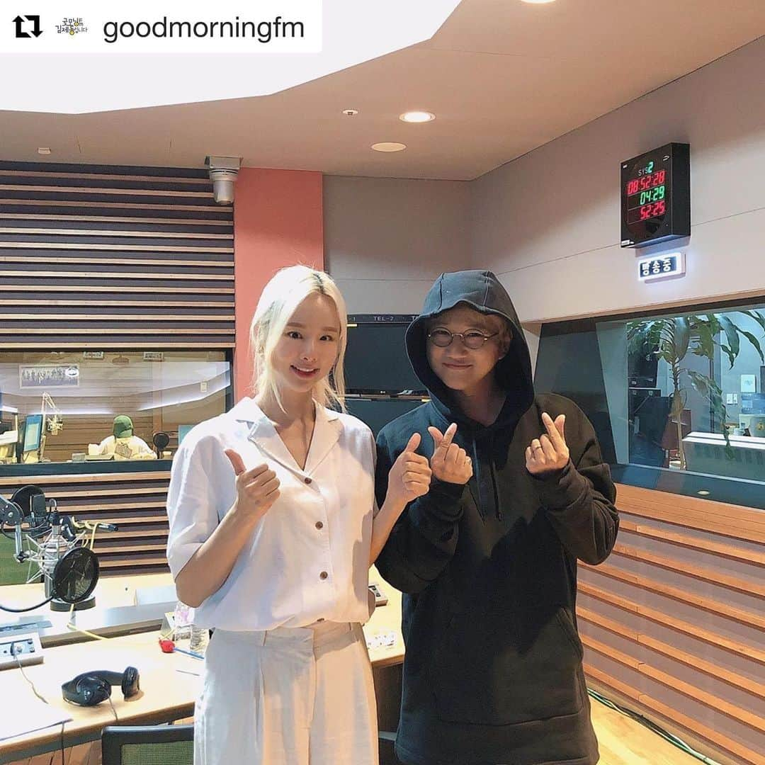 EXIDさんのインスタグラム写真 - (EXIDInstagram)「#Repost @goodmorningfm ・・・ ⠀ 오늘 제대로 귀호강한 <이제는 부를 수 있다>!! 🎤  솔디와 영우쌤의 <speechless~♪ > ⠀ 아침부터 제대로 귀호강❣️ 실력 발휘 감사합니다😘 _ #굿모닝FM솔지입니다 #솔지 #솔디 #이제는부를수있다 #이촌동김선생 #김영우 #스윗소로우 ⠀」7月26日 10時18分 - exidofficial