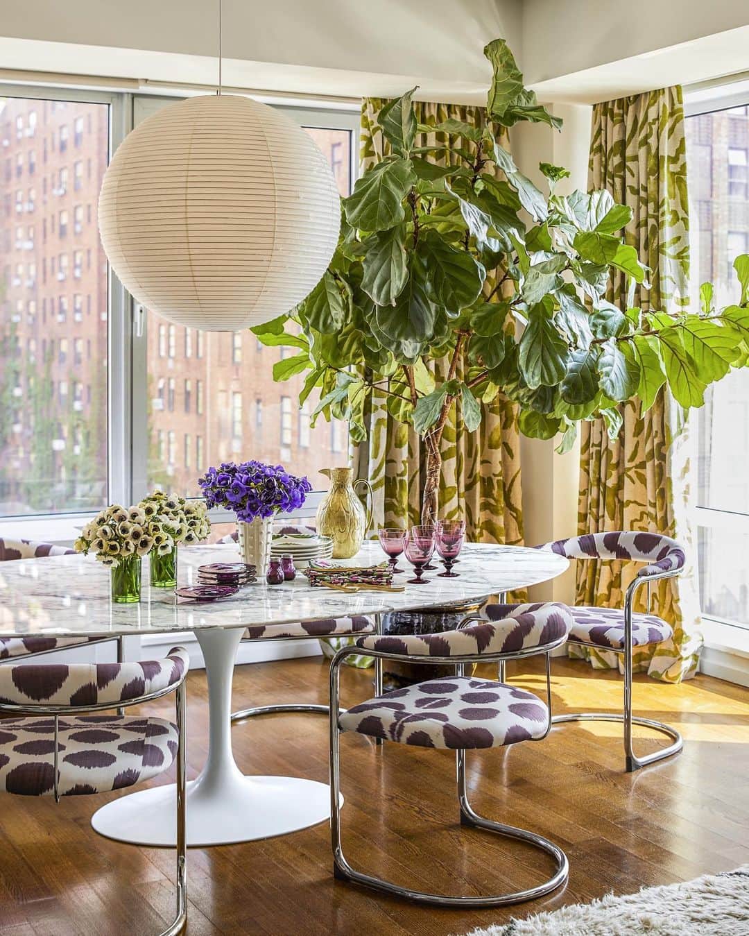 ELLE DECORさんのインスタグラム写真 - (ELLE DECORInstagram)「A light-filled dining room with a dash of bold patterns and a hint of greenery, as seen in @christinajuarezandco's New York apartment. The curtains are by @zakandfox, the chairs are in a @madelineweinrib fabric, the table is by @saarinen, and the light is by @noguchimuseum. Designed by Juarez and @stephendigeronimo, photography by @ericpiasecki, from the ED archives.」7月26日 10時21分 - elledecor