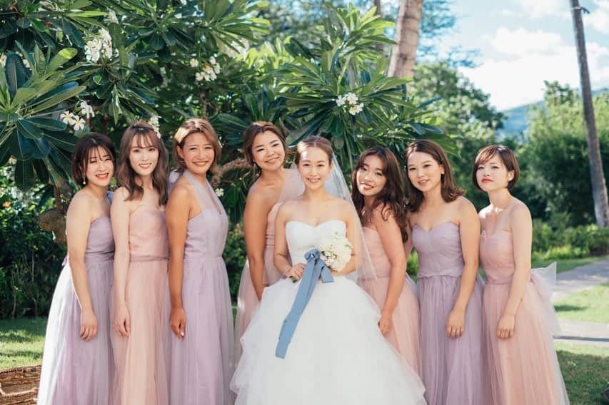 磯田 ひかる(Hikaru Isoda) のインスタグラム：「ゆかちゃん結婚式❤️ . 大学時代に入ったMMで出会って、地元が近くて、神戸からのレッスンの帰りにいつも私が悩んでることを相談したらアドバイスくれてたね🥺 東京で働きたいと相談したら、たくさん会社や人を紹介してくれて、東京に行くきっかけをくれたのもゆかちゃん。 . 上京して友達があまりいない時も、毎日のように遊びに誘ってくれてゆかちゃんのおかげで東京ライフがめちゃくちゃ楽しくなった😭❤️ ゆかちゃんの家にしょっちゅう通って、勝手にスチーム使ってパックしたり、深夜にトレーニングはじめたり、挙げ句の果てにはトイレ流すの忘れて帰って「実家か？！」と突っ込まれたこともある笑 . こんな適当すぎる私をいつも面倒見てくれて、本当に優しいお姉ちゃん💕 ドレス姿はとにかくキレイすぎたし、きてくれた人を楽しませようとしてたところがゆかちゃん達らしくて最高な結婚式だった🎉🎉」