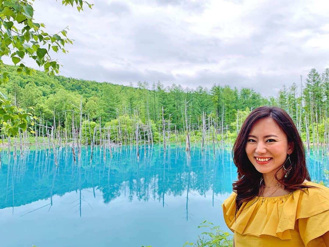長嶺菜菜子さんのインスタグラム写真 - (長嶺菜菜子Instagram)「✈︎北海道観光  青い池に黄色のトップスが映えとるがな💙 💛﻿ ﻿ ﻿ ここは日本🇯🇵﻿ ﻿ ﻿ 北海道の美瑛町にある﻿ ［青い池］﻿ ﻿ ﻿ ここを発見したのはカメラマンらしい﻿ たまたま写真集に掲載していたこの青い池が﻿ 写真家の口コミで広がったのがきっかけで﻿ 有名になったんだって🙄✨﻿ ﻿ ﻿ 人生何が起きるか分かりませんな🤹🏽‍♀️﻿ ﻿ ﻿ にしてもため息出るくらい綺麗な色( '∀︎' )﻿ ﻿ ﻿ ﻿ ﻿ ﻿ そして今回﻿ キュン旅北海道のweb特設ページで私の北海道の旅行が紹介されてるよーヾ(*･∀︎･*)ﾉﾞ﻿ @kyuntabi.hkd ﻿ ﻿ キュン旅北海道は北海道のおすすめ情報をまとめた観光マガジン﻿ ﻿ ﻿ 25日から以下のショップに並んでるらしいから見てみてー😊﻿ ＊日本旅行﻿ ＊近畿日本ツーリスト﻿ ＊北海道のアンテナショップ﻿ ﻿ ﻿ 私はフリーペーパーではなくて﻿ web版に乗ってますヾ(*･∀︎･*)ﾉﾞ﻿ ﻿ ﻿ ★------------------------------------------------☆﻿ 【青い池】﻿ 住所◇071-0235 上川郡美瑛町白金﻿ 駐車場◇有/普通車100台﻿ 電話◇0166-94-3355（道の駅びえい「白金ビルケ 」）﻿ MAP CODE◇349 568 888﻿ ﻿ ※白金青い池は、固定電話がありませんので、カーナビを登録する場合は、白金ｲﾝﾌｫﾒｰｼｮﾝｾﾝﾀｰの電話番号を登録下さい﻿ ﻿ 営業時間：﻿ 日の出から日没まで見学可能です。11月1日から始まる夜のライトアップ期間中は21時まで見学可能﻿ ★------------------------------------------------☆﻿ #沖縄人 #うちなんちゅ﻿ #旅好き #旅行好き﻿ #女子旅 #北海道 #富良野市 #美瑛町 ﻿ #富良野観光 #富良野観光スポット ﻿ #美瑛観光 #美瑛観光スポット﻿ #青い池﻿ #北海道旅行 #観光 #北海道観光﻿ #キュン旅北海道 #goodday北海道 #ボヤジンフォトコン秋2019 #旅なな」7月26日 10時26分 - na7co0422