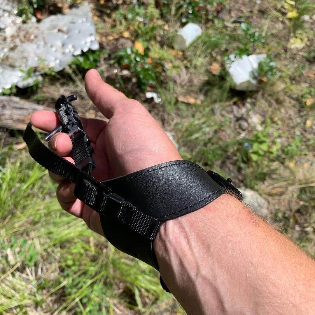 ニール・ブロムカンプのインスタグラム：「Very into compound bow archery lately」