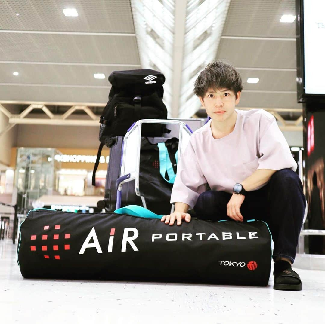 石田太志さんのインスタグラム写真 - (石田太志Instagram)「I’m at Doha now. ･ 【世界大会行ってきます！】 無事に最後の練習も終えてここまでケガなくこれた事に感謝です。 ･ これから世界大会が行われるポーランドへ向かいます。 ･ 今回は2連覇を目指すのと同時に自分の中ではリベンジでもあります。 ･ というのも2012年にポーランドで行われた世界大会では全種目予選落ちでした。 ･ そこから多くの方にサポートして頂き、またポーランドに向かう事ができるので勝負したいと思います。 ･ 着いてからは少し時間があるのでゆっくり身体を適応させていきたいと思います。 ･ まずは長旅頑張ろう。 ･ #footbag #フットバッグ #サッカー #フットサル #石田太志 #taishiishida #soccer #follow #世界一 #worldchampion #パフォーマンス #performance #performer #instagramer @air_sleeptechnology #air #airsleeptechnology #umbro @umbrojp #世界大会 #ポーランド #成田空港」7月26日 10時34分 - taishiishida