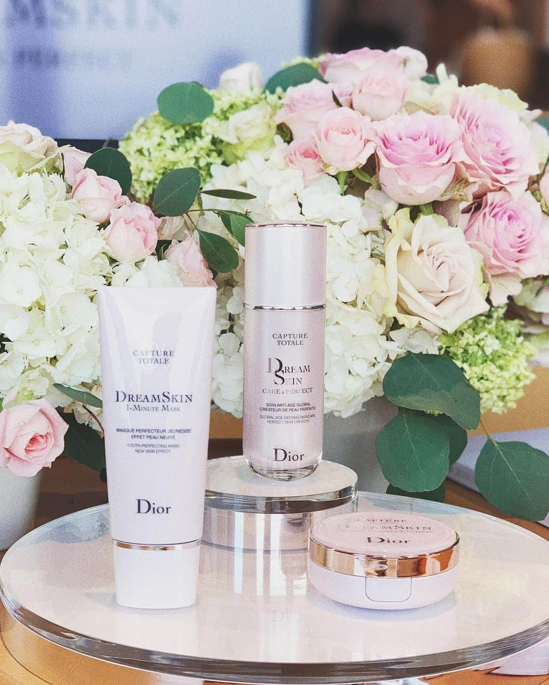 エミ・レナータさんのインスタグラム写真 - (エミ・レナータInstagram)「DREAM SKIN CARE& PERFECT BY @diorskincare 。 DIORのスキンケア大好き❤️ 。 2年間使っているので新しい 「ドリームスキン ケア＆パーフェクト」by @diorskincare も楽しみにしています！🌟 。 #diorskincare #dior #dreamskin #ドリームスキン」7月26日 10時35分 - emi_renata