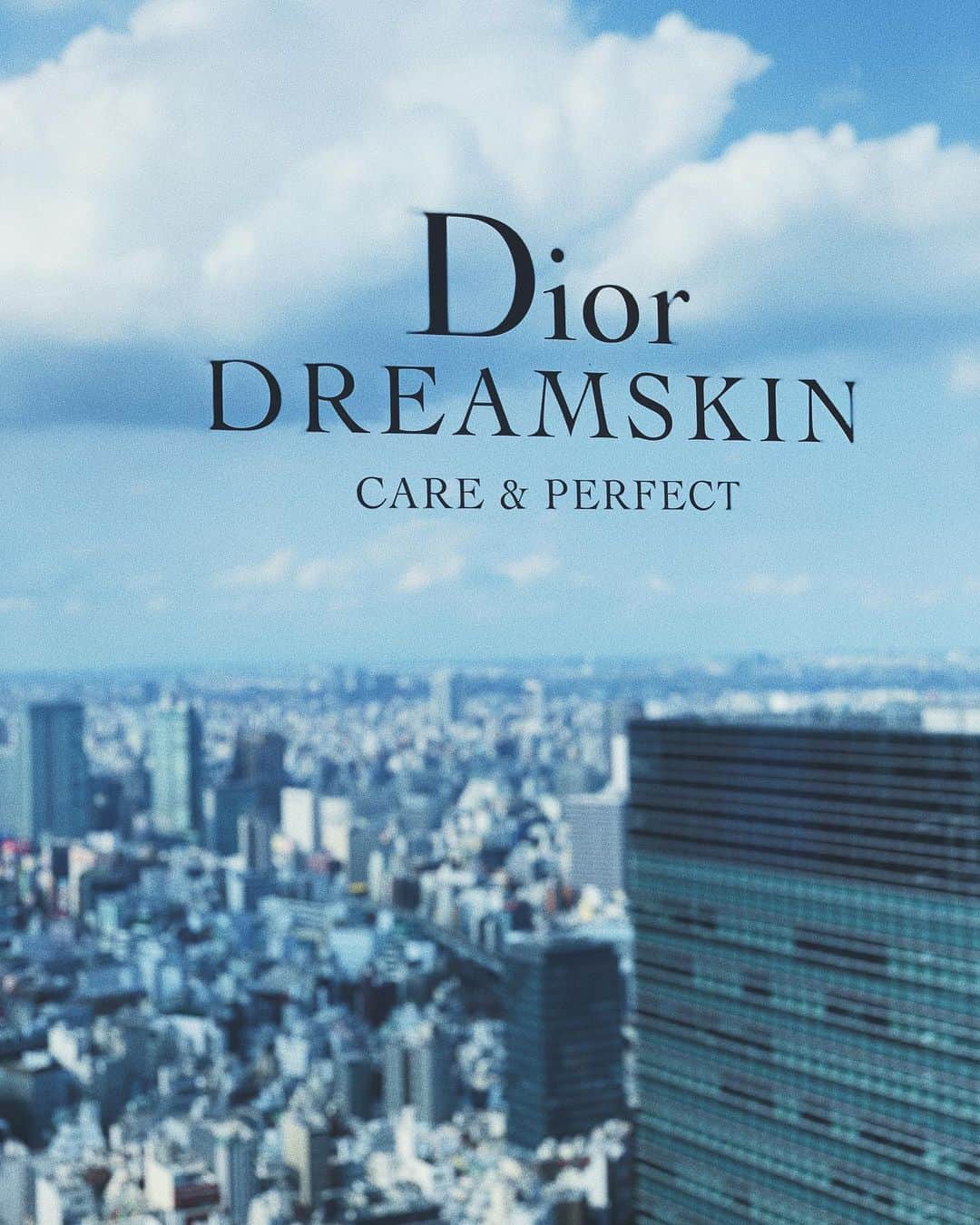 エミ・レナータさんのインスタグラム写真 - (エミ・レナータInstagram)「DREAM SKIN CARE& PERFECT BY @diorskincare 。 DIORのスキンケア大好き❤️ 。 2年間使っているので新しい 「ドリームスキン ケア＆パーフェクト」by @diorskincare も楽しみにしています！🌟 。 #diorskincare #dior #dreamskin #ドリームスキン」7月26日 10時35分 - emi_renata