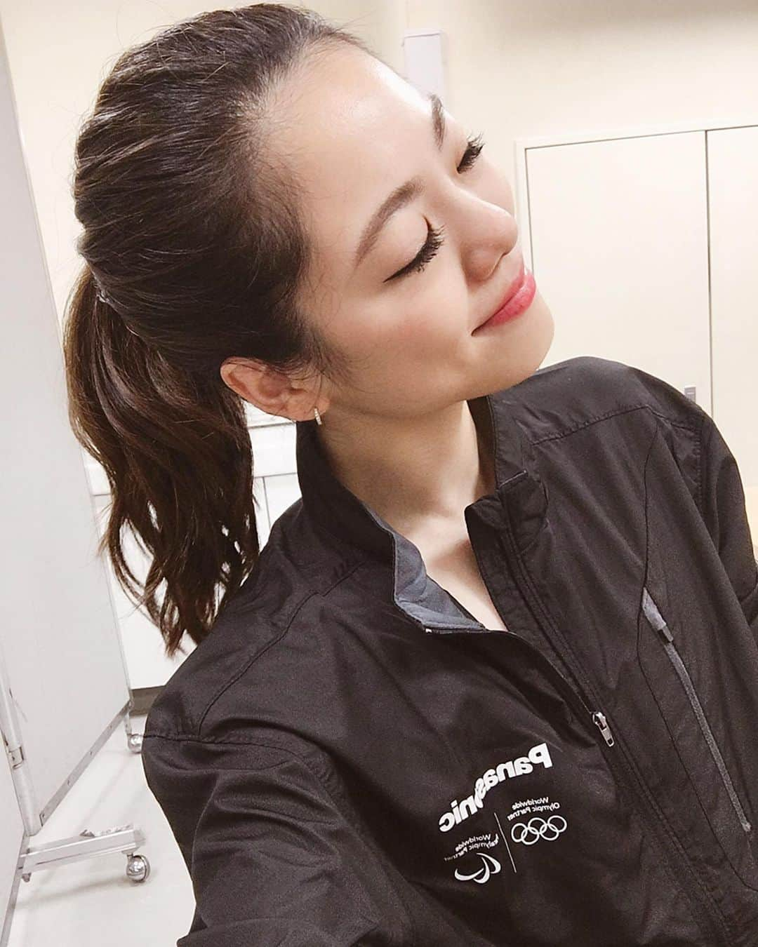 坪井保菜美さんのインスタグラム写真 - (坪井保菜美Instagram)「▪︎ ヘアメイクさんありがとう。 ほんと至れり尽くせりで。 激しく動いて崩れる髪型も 毎回綺麗にしてくれました😭✨ ・ 2枚目の身長差。笑 🏋🏻‍♀️重量挙げの可愛い 三宅宏実ちゃん。 ⛹🏻‍♂️バスケットボール、 現役バリバリの長身 渡邊雄太さん。 ・ 203cmらしい🤭 なぜこんなに伸びた？ ・ #hair #makeup #ヘアメイク  #重量挙げ #三宅宏実 #バスケットボール #渡邊雄太 #nba #sports #athlete #olympic」7月26日 10時35分 - honamitsuboi