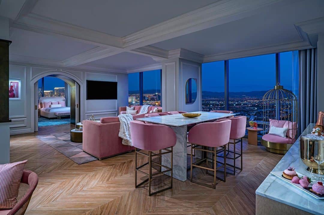 Palms Casino Resortのインスタグラム：「Make it a girl’s night in the @revolve suite.」