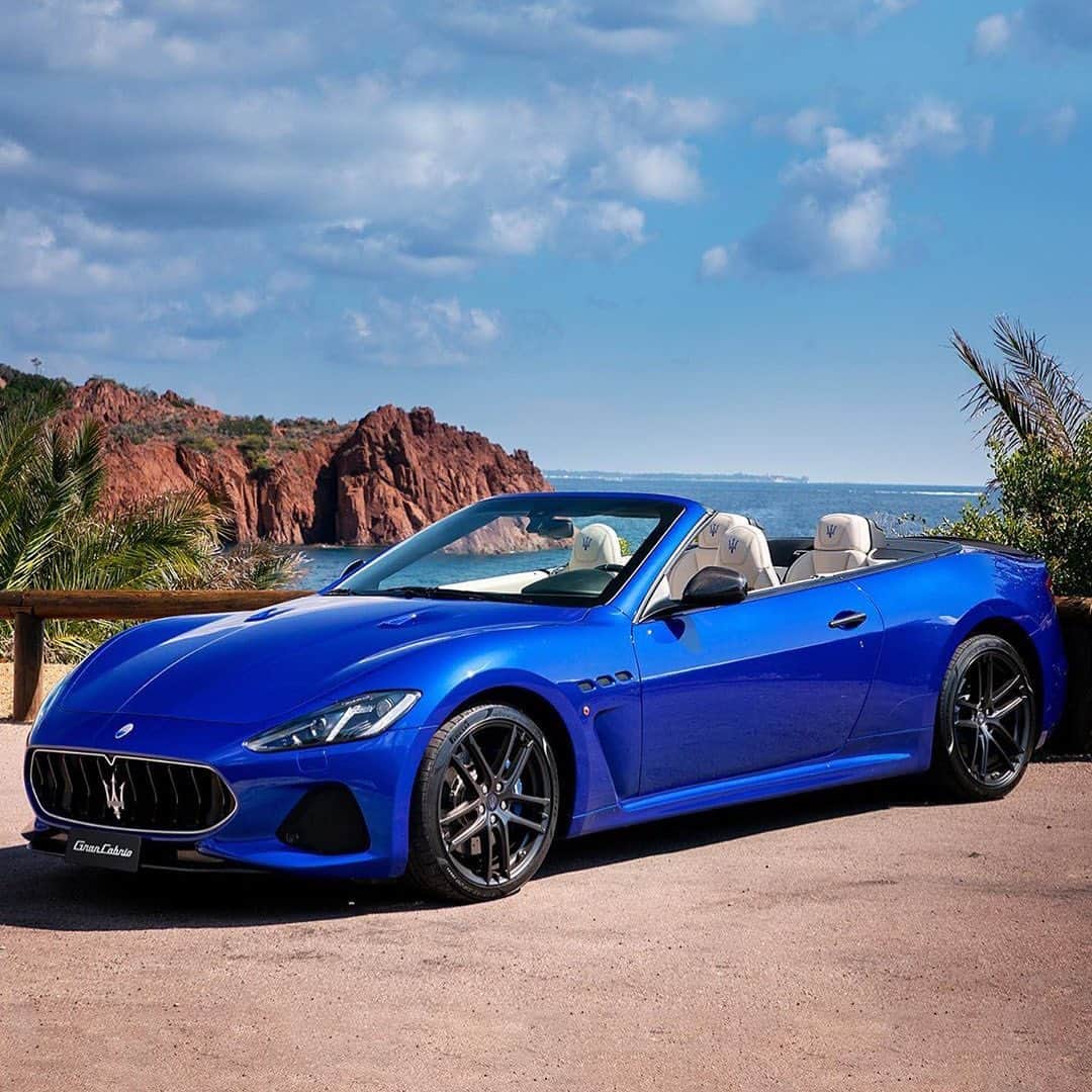 Maserati Japan | マセラティ ジャパンのインスタグラム：「夏の日差しに誘われてグランカブリオとオープンドライブ。紺碧の海と青空をバックにバケーションの旅路がスタートします。 #Maserati #マセラティ  #MaseratiJapan #マセラティジャパン #GranCabrio #グランカブリオ」