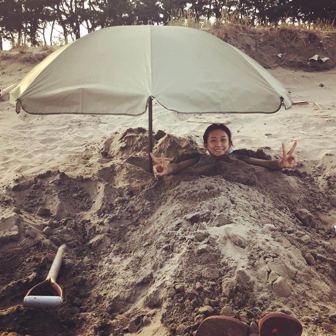 のインスタグラム：「「砂浴」⛱ 私のちょっと変わった美容法です♪♪ . 砂の中に入って 数時間過ごします。すると... 足やお腹がズキンズキン動き出し . 「砂がカラダに溜まっている 公害や毒素を外へ引っ張り出してくれる」 と言われています✨ . たしかに、人は死んだら土に還る 土には浄化して、自然に還す力がありますよね🌳🌿 . ☆ひとりでは危険だからやらないこと ☆終わった後は海に入ってはいけない ☆水着ではなく綿製の衣類 . 色々気をつける点があるので 経験者と安全に行って下さいね♪ . #砂浴 #砂療法 #美容法 #美容 #美容情報 #デトックス #毒出し #sandbath #sand  #detox #detoxify #detoxification  #beauty #beautycare #beautytips」