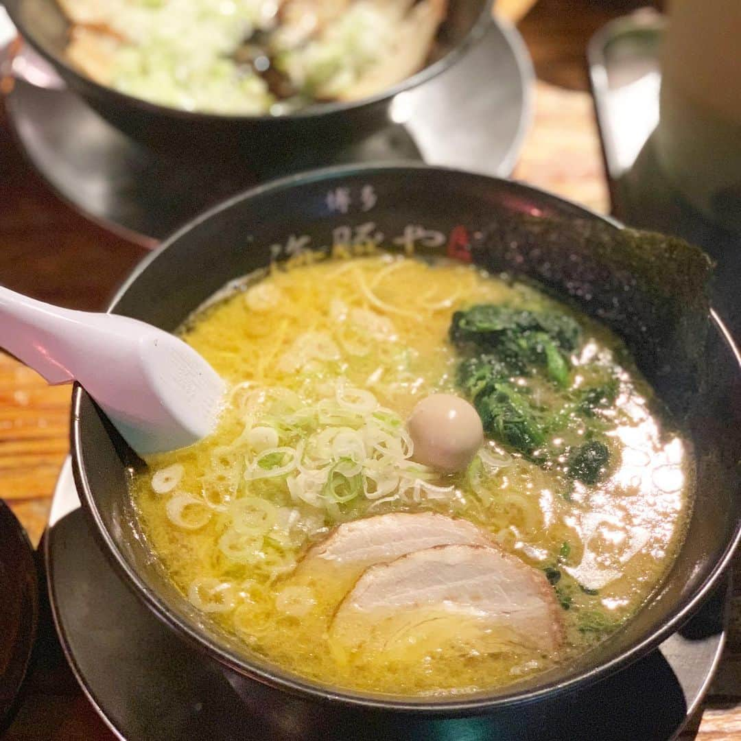 新垣泉子さんのインスタグラム写真 - (新垣泉子Instagram)「さて、どこのラーメンでしょう？  #答えは器に #私の大好きなラーメン屋さん  #美味しいラーメン屋さんはたくさんあるけど #やっぱり私はここが好き #ということで #正解は #海豚や #博多ラーメン #福岡ラーメン #ラーメン #博多グルメ #福岡グルメ」7月26日 10時48分 - motoko.arakaki