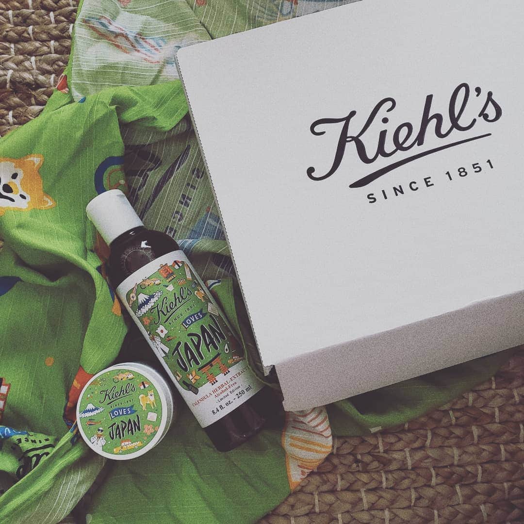 neokazumiさんのインスタグラム写真 - (neokazumiInstagram)「﻿ 7/26発売のJAPAN限定エディション﻿ ﻿ Kiehl's loves﻿ ﻿ のトナーとクリーム﻿ ﻿ アルコールフリーで優しい ハーバルトナーは﻿ 揺らぎが気になるお肌にも刺激ゼロ﻿ 花びらが入ってた✨﻿ ﻿ クリームUFCは軽めのテクスチャーで﻿ 素早く馴染んで 水分を保ってくれる感じ﻿ 暑いこの時期にぴったりだと思う💓﻿ ﻿ パッケージも可愛いすぎて﻿ 昨夜仕事から帰って疲れてたけど﻿ 一気にテンション上が上がりました🤭 ﻿ #キールズラブズジャパン#キールズスキンケア#kiehls﻿」7月26日 10時50分 - neokazumi