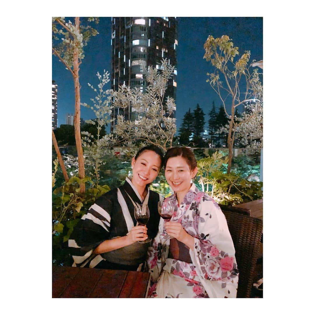 のインスタグラム：「ようやく雨があがったので、瞳ちゃんと浴衣でdinner♡ 同い年でいつも話が尽きない🤭✨ 今年はたくさん浴衣を着てお出かけしたいな◡̈♥︎ ＊ 私が着ている浴衣はモデルをさせて頂いているゆかたやさんの浴衣です♡ ＊ #浴衣 #ゆかたやさん #西武渋谷店 #dinner #summer」