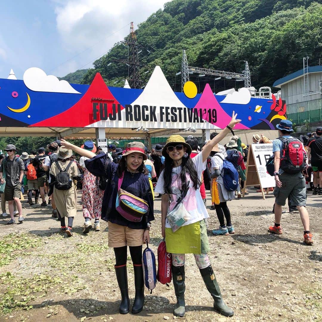のインスタグラム：「カトマキちゃんと、おはよう苗場☀️ 私は2001年ぶり？のフジロック始まるわ〜。 #夏フェス802 #802expo #802mg #フジロック」
