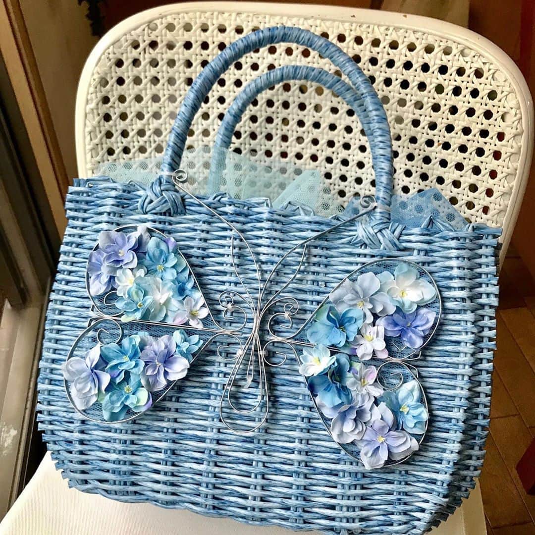 横浜ディスプレイミュージアムのインスタグラム：「プレミアム会員様の作品紹介 「Butterfly」 Ami fleur 杉村 久子様 インテリアチャームの綺麗な線を活かして蝶をイメージしました。軽量ですのでPバッグの飾りに。 ☆プレミアム会員様の作品はHPに多数掲載させていただいております。  #横浜ディスプレイミュージアム #株式会社ポピー #横浜 #ディスプレイ #アーティフィシャルフラワー #フラワーアレンジメント #フラワーデザイン #装飾 #display #yokohama #flowerarrangement #artificialflowers #ydm #ydmフォトコン四季2019夏」