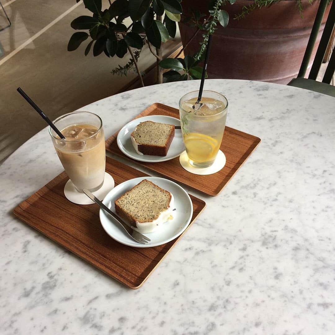 isutaさんのインスタグラム写真 - (isutaInstagram)「. 渋谷にあるカフェ「WHITE GLASS COFFEE」をご紹介♡ . 渋谷とは思えないほど落ち着いた雰囲気が魅力的で、のんびりと過ごせるお店なんです♩ . 固めのプリンや、パウンドケーキなどのスイーツが種類豊富に揃っています。 . カフェタイムにぴったりなので、ぜひ遊びに行ってみてくださいね！ ________ WHITE GLASS COFFEE access：東京都渋谷区桜丘町23-18 ビジョナリーアーツ 1F Open：平日 8:00～21:00 / 土日祝 11:00～20:00 ________ Photo by @__purple98 @hii_ro__15 . isutaのwebサイトでは、おすすめのコーデから可愛いカフェまでたくさんの情報をお届けしています！ また、isutaのオリジナルグッズも販売中！ ぜひisutaのwebサイトからチェックしてみてください♩ . #isuta #isutapic #isutacafe #イスタ #渋谷カフェ #isuta_東京カフェ #whiteglasscoffee .」7月26日 11時14分 - isuta_jp