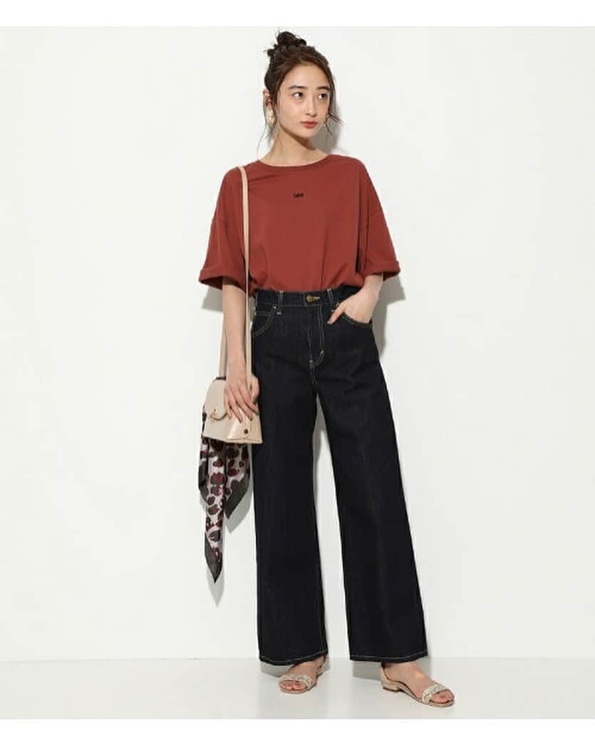 のインスタグラム：「.⁣ ----------------------------------------------------⁣ 【Lee×ViS】ハイウエストワイドデニム⁣ ViS⁣ 送料無料⁣ ----------------------------------------------------⁣ .⁣ ViSでしか買えない大注目アイテムをいち早く先取り👑⁣ 大人気ブランド【Lee/リー】のViS別注アイテムが2019AWも登場です！⁣ ⁣ 裾にかけて広がるワイドシルエットがポイントのデニムパンツは、⁣ 腰回りはすっきりさせつつ、縦ラインを強調してくれるので⁣ スタイルをよく見せてくれる上に、こなれ感が一気にアップ🌟⁣ ⁣ シーズンレスで活躍する2色のカラー展開で、ワードローブに備えておきたい１本💎⁣ 洗練された大人のカジュアルスタイルにピッタリの1枚です♪⁣ .⁣ #楽天ブランドアベニュー #楽天 #rakuten #rakutenbrandavenue #ViS #ビス #Lee #リー #コーデ #コーディネート #ファッション #夏服コーデ #今日のコーデ #きょコ #お洒落さんと繋がりたい #服好きな人と繋がりたい #fashion #きれいめカジュアル #大人カジュアル #きれいめコーデ #カジュアルコーデ #デニム #パンツ #ハイウエスト #コラボ #denim #pants #highwaist #limited #collaboration」